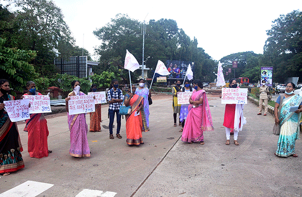 ಮಂಗಳೂರು: ಆರೋಗ್ಯ ವ್ಯವಸ್ಥೆ ಬಲಪಡಿಸಲು ಆಗ್ರಹಿಸಿ ಜನವಾದಿ ಮಹಿಳಾ ಸಂಘಟನೆಯಿಂದ ಧರಣಿ