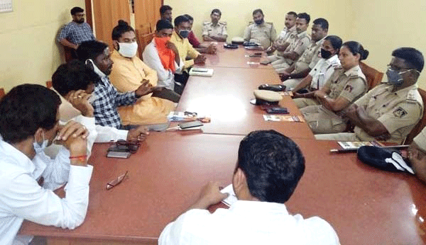 ಬೆಳ್ತಂಗಡಿ ಶಾಸಕರು ನಡೆಸಿದ ಪೊಲೀಸ್ ಸಭೆಯಲ್ಲಿ ಸಂಘ ಪರಿವಾರದ ಮುಖಂಡರು ಭಾಗಿ !
