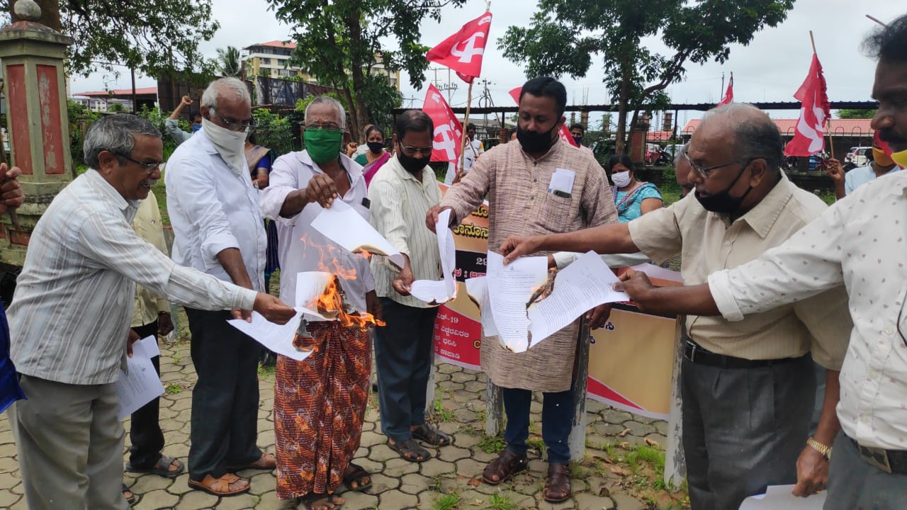 ತುಟ್ಟಿ ಭತ್ಯೆ ತಡೆ ಹಿಡಿದಿರುವ ಕ್ರಮ ವಿರೋಧಿಸಿ ಧರಣಿ: ಸರಕಾರದ ಆದೇಶ ಪ್ರತಿಗಳನ್ನು ದಹಿಸಿ ಕಾರ್ಮಿಕರ ಆಕ್ರೋಶ