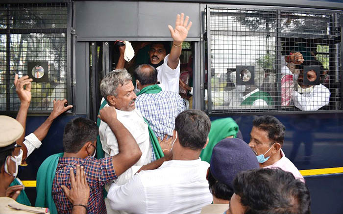 ಕಲ್ಲು ಗಣಿಗಾರಿಕೆ ನಿಷೇಧಕ್ಕೆ ಆಗ್ರಹಿಸಿ ಮಂಡ್ಯ ಬಂದ್: ಪ್ರತಿಭಟನಾಕಾರರ ಬಂಧನ