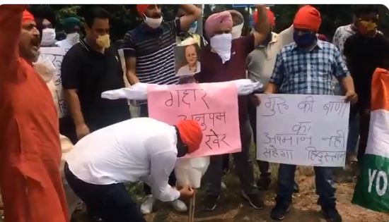 ಅನುಪಮ್ ಖೇರ್ ವಿರುದ್ಧ ಸಿಖ್ಖರ ಆಕ್ರೋಶ, ಪ್ರತಿಕೃತಿ ದಹನ