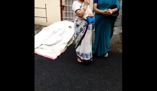 ಸಮಯಕ್ಕೆ ಬಾರದ ಆ್ಯಂಬುಲೆನ್ಸ್: ಮಳೆಯಲ್ಲಿ ರಸ್ತೆ ಬದಿಯಲ್ಲಿಯೇ ಬಾಕಿಯಾದ ಕೊರೋನ ಸೋಂಕಿತನ ಶವ