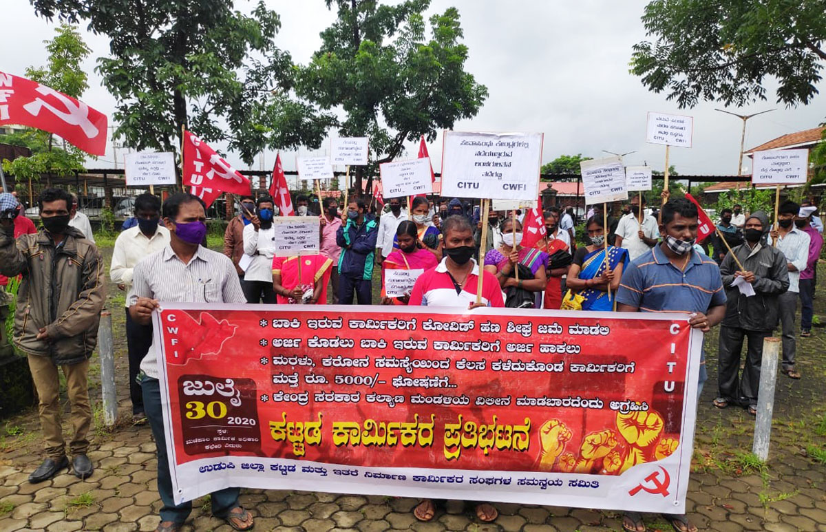 ಉಡುಪಿ: ಪರಿಹಾರ ವಿತರಣೆ ಅವಧಿ ವಿಸ್ತರಿಸಲು ಆಗ್ರಹಿಸಿ ಕಾರ್ಮಿಕರ ಧರಣಿ