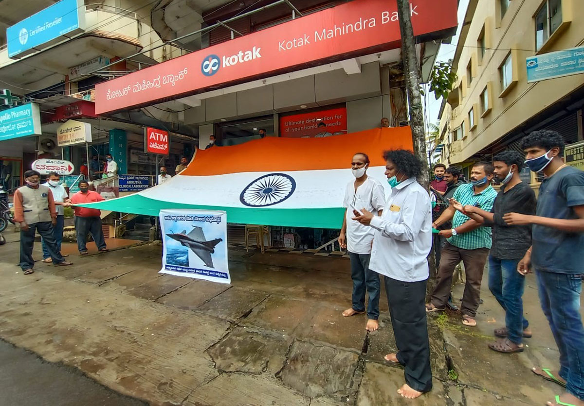 ರಫೆಲ್ ಯುದ್ಧ ವಿಮಾನ: ರಾಷ್ಟಧ್ವಜ ಪ್ರದರ್ಶಿಸಿ ಸಂಭ್ರಮಾಚರಣೆ