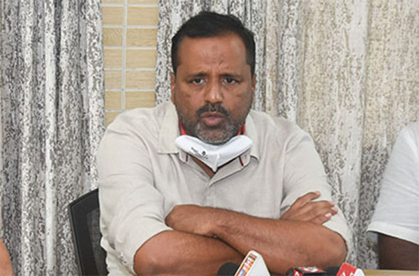 ​ದ.ಕ. ಜಿಲ್ಲಾಧಿಕಾರಿಯ ವರ್ಗಾವಣೆಗೆ ಕಾರಣ ತಿಳಿಸಿ: ಯು.ಟಿ. ಖಾದರ್