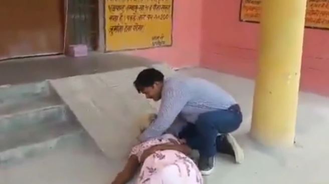 ಅಸ್ವಸ್ಥ ತಾಯಿಗೆ ಚಿಕಿತ್ಸೆ ನೀಡಲು ಸಮುದಾಯ ಕೇಂದ್ರದ ಬಾಗಿಲು ಬಡಿದು ಅಂಗಲಾಚಿದ ವ್ಯಕ್ತಿ: ವಿಡಿಯೋ ವೈರಲ್