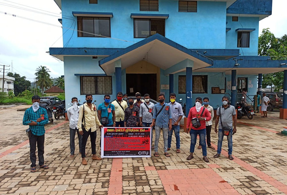 ಕಾರ್ಕಳ: ವಿದ್ಯುತ್ ಮೀಟರ್ ರೀಡರ್ ಗುತ್ತಿಗೆ ಕಾರ್ಮಿಕರಿಂದ ಧರಣಿ