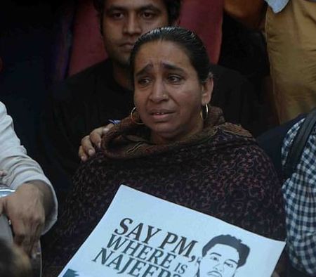 ‘ನಜೀಬ್ ಚಿತ್ರವನ್ನು ಹೃದಯಕ್ಕೆ ಒತ್ತಿ ಬಿಕ್ಕಿ ಬಿಕ್ಕಿ ಅಳುತ್ತಿದ್ದೆ, ನನ್ನ ಕೂಗು ಚೌಕಿದಾರ್ ಗೆ ಕೇಳಿಸಲೇ ಇಲ್ಲ’