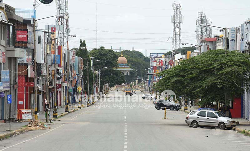 ಲಾಕ್‍ಡೌನ್ ನಿಂದ ಕರ್ನಾಟಕ ಅಕ್ಷರಶಃ ಸ್ತಬ್ಧ: ಬಿಕೋ ಎನ್ನುತ್ತಿದ್ದ ರಸ್ತೆಗಳು, ಮನೆಗಳಲ್ಲೇ ಉಳಿದ ಜನತೆ