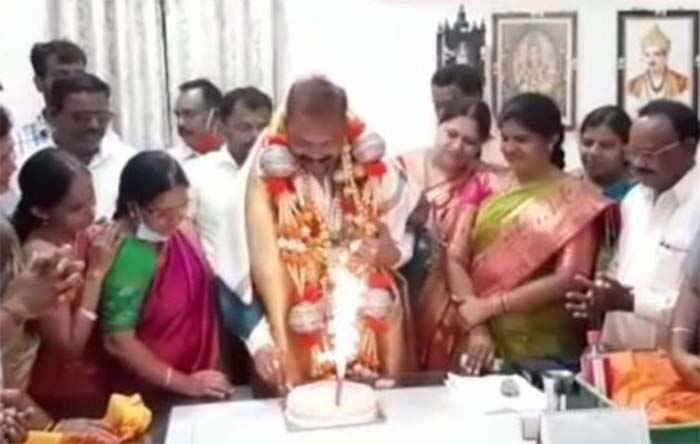 ದಾವಣಗೆರೆ: ಲಾಕ್​ಡೌನ್ ಉಲ್ಲಂಘಿಸಿ ಹುಟ್ಟುಹಬ್ಬ ಆಚರಿಸಿದ ಮೇಯರ್ ವಿರುದ್ಧ ತಹಶೀಲ್ದಾರ್ ದೂರು