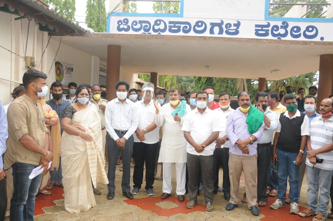 ಮಸಗಲಿ ಅರಣ್ಯ ಭೂಮಿ ಒತ್ತುವರಿದಾರರಿಗೆ ಪರಿಹಾರ ನೀಡದೇ ಒಕ್ಕಲೆಬ್ಬಿಸಬಾರದು: ಸಂತ್ರಸ್ತರಿಂದ ಡಿಸಿಗೆ ಮನವಿ