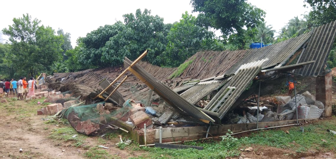 ಬೆಳ್ತಂಗಡಿ: ಗಾಳಿ ಮಳೆ- ಕೋಳಿ ಫಾರಂ ಕಟ್ಟಡ ನೆಲಸಮ