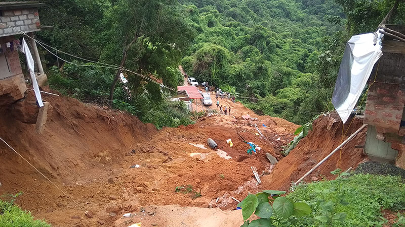 ಗುರುಪುರದಲ್ಲಿ ಗುಡ್ಡ ಕುಸಿತದ ಭೀತಿ: ಮನೆ ಖಾಲಿ ಮಾಡುತ್ತಿರುವ ಕುಟುಂಬಗಳು