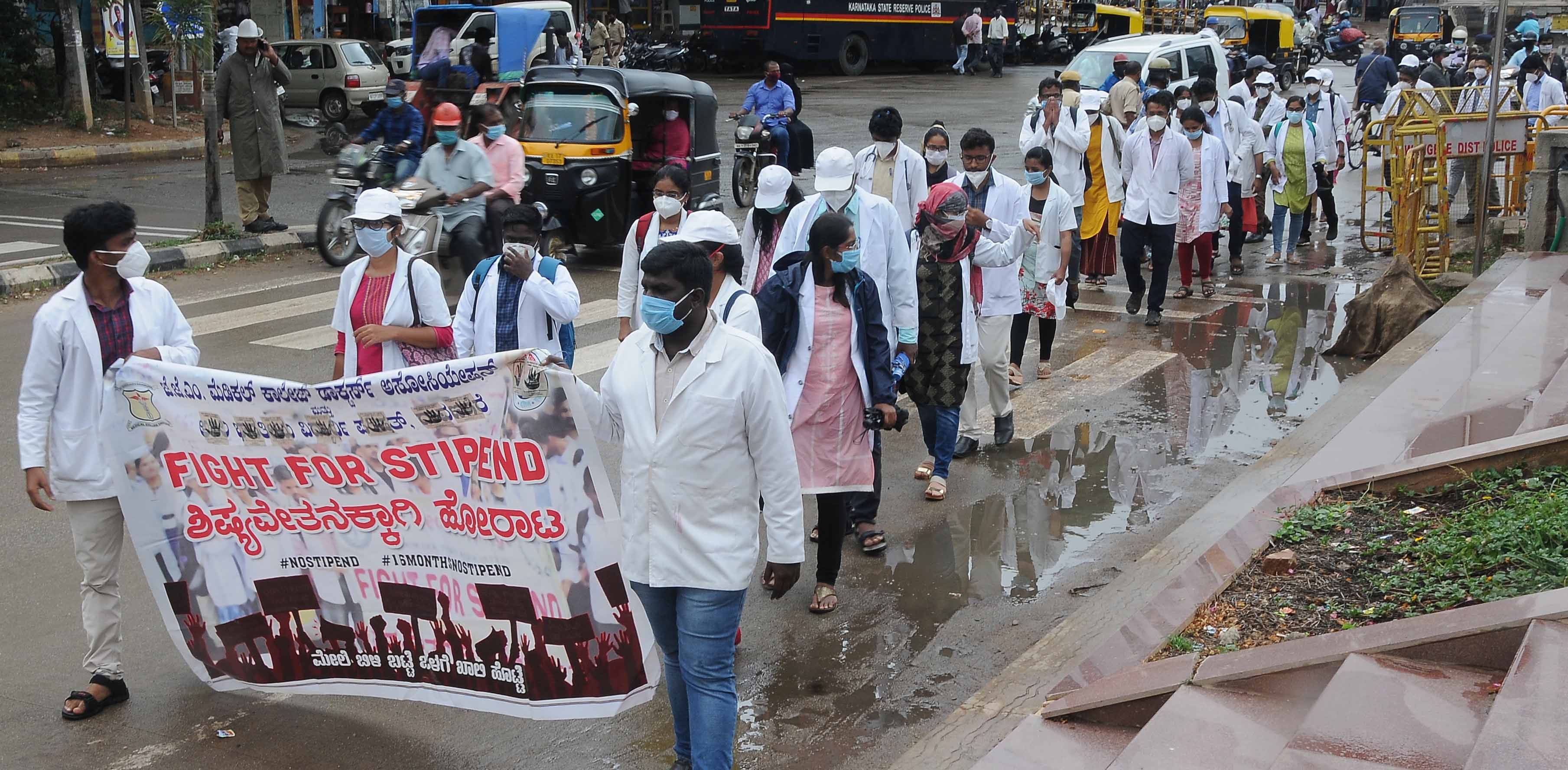 ಶಿಷ್ಯ ವೇತನಕ್ಕೆ ಆಗ್ರಹ: 10ನೇ ದಿನಕ್ಕೆ ಕಾಲಿಟ್ಟ ದಾವಣಗೆರೆಯ ವೈದ್ಯ ವಿದ್ಯಾರ್ಥಿಗಳ ಪ್ರತಿಭಟನೆ