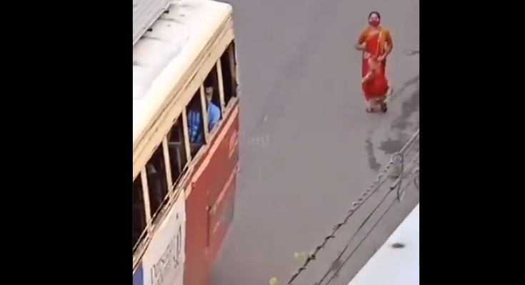 ಅಂಧ ವ್ಯಕ್ತಿಗೆ ನೆರವಾಗಲು ಚಲಿಸುತ್ತಿದ್ದ ಬಸ್ ಹಿಂದೆ ಓಡಿದ ಮಹಿಳೆಗೆ ವ್ಯಾಪಕ ಪ್ರಶಂಸೆ