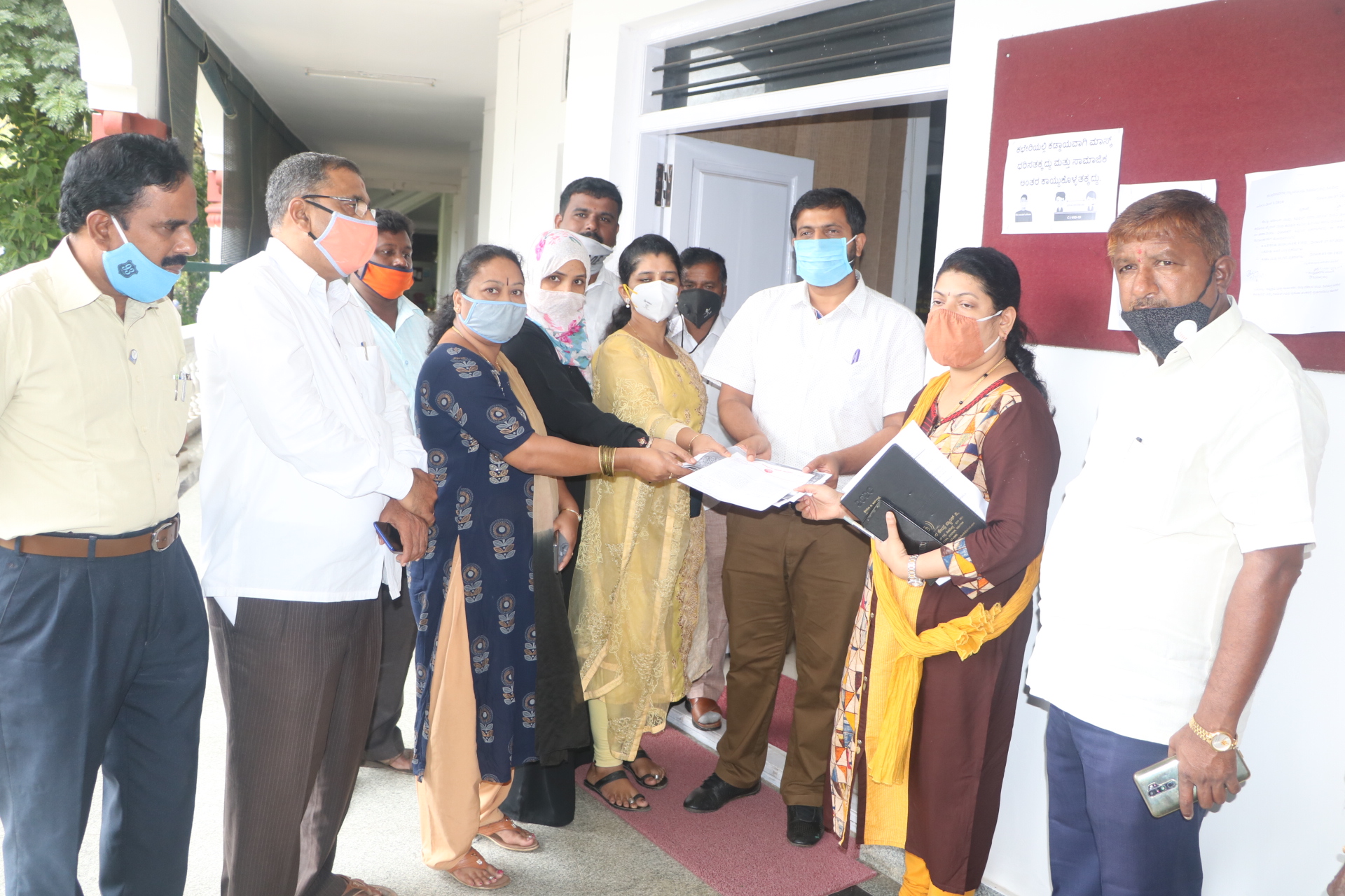 ಕೊರೋನ ಸೋಂಕಿತನ ಅಂತ್ಯಕ್ರಿಯೆ: ಚಿತಾಗಾರದ ಬಳಿ ಇರುವ ಸ್ಲಂ ಸಂಪೂರ್ಣ ಸ್ಯಾನಿಟೈಸ್ ಮಾಡಲು ಒತ್ತಾಯ