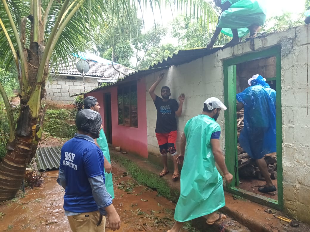 ಮಳೆ ಹಾನಿ: ಕೊಡಗು ಜಿಲ್ಲೆಯ ಹಲವೆಡೆ ಎಸ್ಸೆಸ್ಸೆಫ್ ಹೆಲ್ಪ್ ಡೆಸ್ಕ್, ಕ್ಯೂ ಟೀಂ ತಂಡದಿಂದ ಕಾರ್ಯಾಚರಣೆ