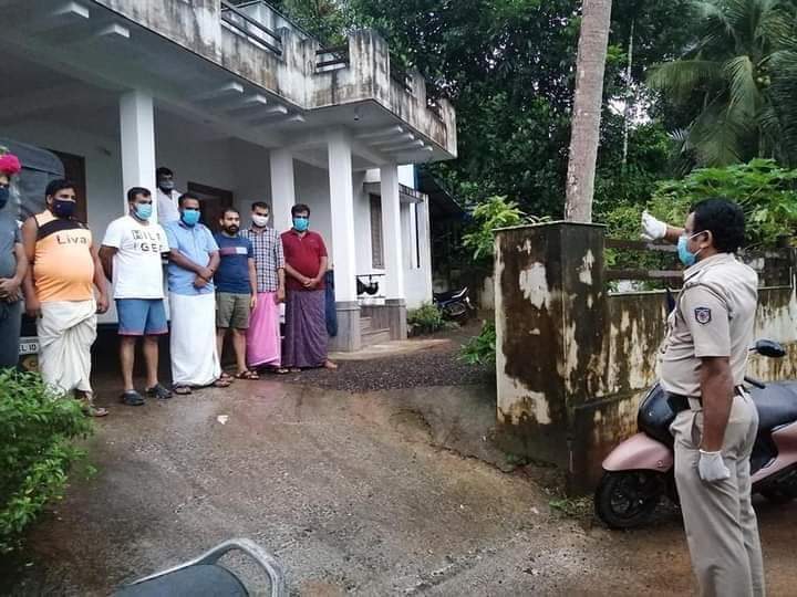 ಹಲವರ ಪ್ರಾಣ ಉಳಿಸಿದ ಸ್ಥಳೀಯರಿಗೆ ಸೆಲ್ಯೂಟ್ ಹೊಡೆದ ಪೊಲೀಸ್ ಅಧಿಕಾರಿ: ಫೊಟೊ ವೈರಲ್