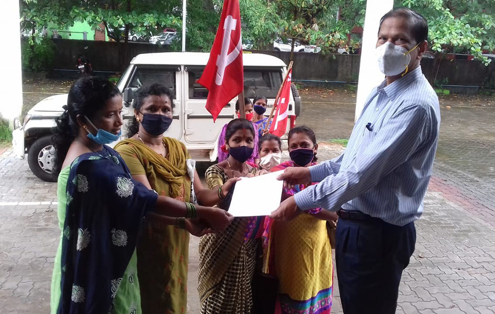 ವೇತನ ತಡೆ ಖಂಡಿಸಿ ಬಿಸಿಯೂಟ ನೌಕರರಿಂದ ಧರಣಿ