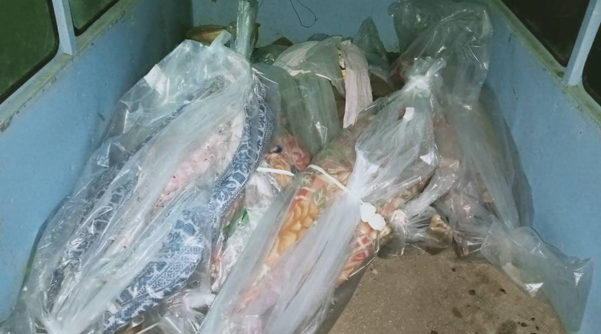 ಒಂದೇ ವ್ಯಾನ್‌ನಲ್ಲಿ 12 ಕೋವಿಡ್ ರೋಗಿಗಳ ಶವ: ಅಹಮದ್ ನಗರ ಪಾಲಿಕೆಯ ನಿರ್ಲಕ್ಷ್ಯಕ್ಕೆ ಭಾರೀ ಆಕ್ರೋಶ