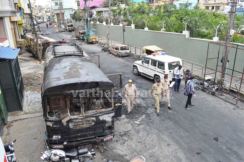ಬೆಂಗಳೂರು: ಹಿಂಸಾಚಾರದ ಪ್ರದೇಶದಲ್ಲಿ ಅಘೋಷಿತ ಬಂದ್ ವಾತಾವರಣ; ಪರಿಸ್ಥಿತಿ ಬೂದಿ ಮುಚ್ಚಿದ ಕೆಂಡ