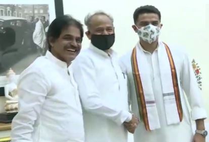 ಸಿಎಂ ನಿವಾಸದಲ್ಲಿ ಸಭೆ: ಕೈಕುಲುಕಿದ ಅಶೋಕ್ ಗೆಹ್ಲೋಟ್-ಸಚಿನ್ ಪೈಲಟ್