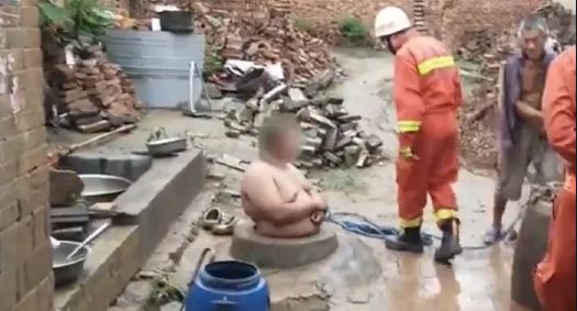 ಬಾವಿಗೆ ಬೀಳುವುದರಿಂದ ಯುವಕನನ್ನು ರಕ್ಷಿಸಿದ ಹೊಟ್ಟೆ!