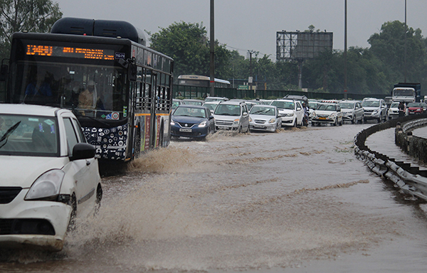 ಭಾರೀ ಮಳೆಗೆ ಸಾಕ್ಷಿಯಾದ ದಿಲ್ಲಿ: ಹಲವಾರು ಪ್ರದೇಶಗಳು ಜಲಾವೃತ, ಟ್ರಾಫಿಕ್ ಜಾಮ್