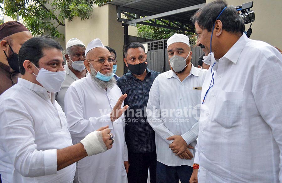 ಶಾಸಕ ಅಖಂಡ ಶ್ರೀನಿವಾಸಮೂರ್ತಿಗೆ ಧೈರ್ಯ ತುಂಬಿದ ಉಲಮಾಗಳ ನಿಯೋಗ