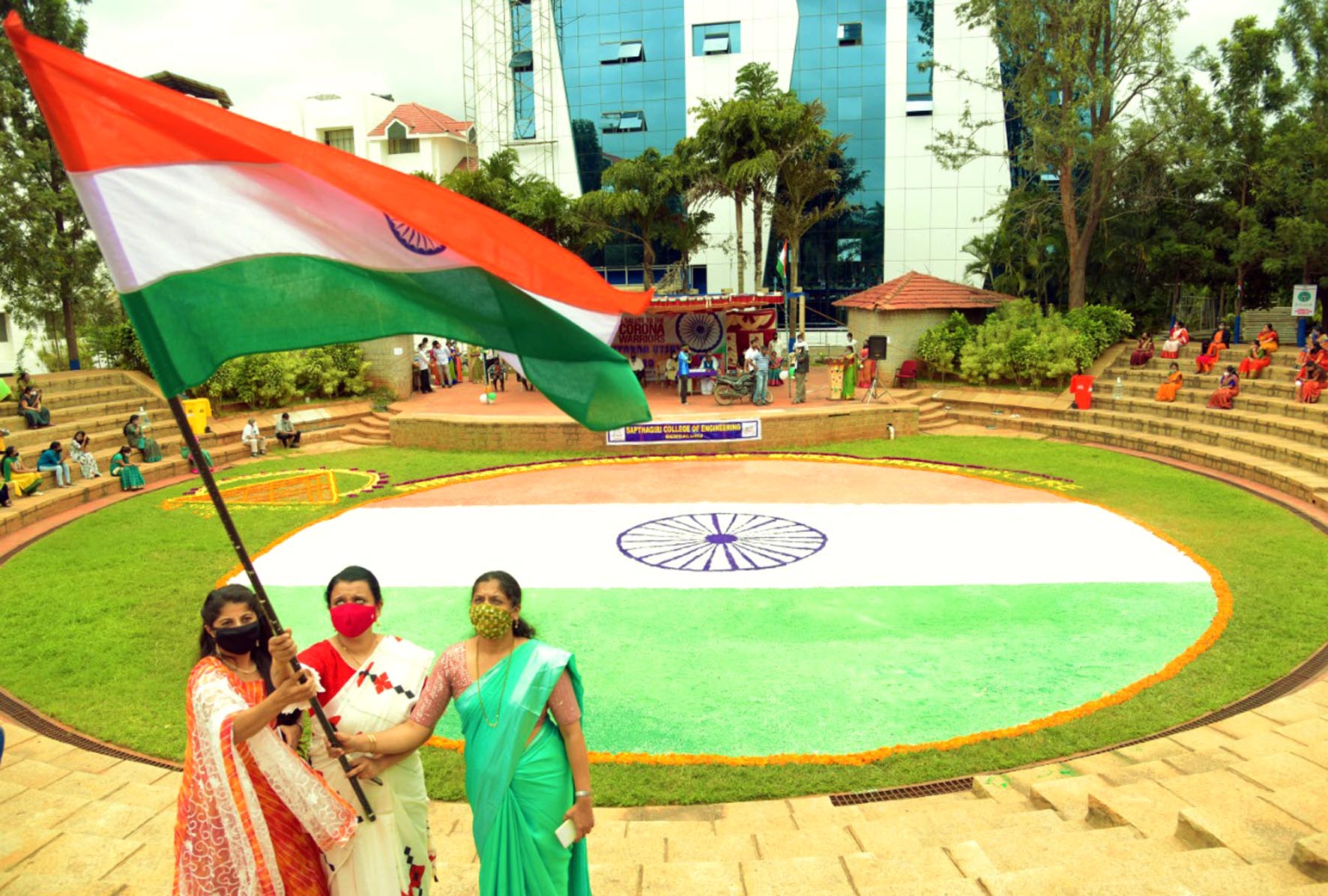 ಬೆಂಗಳೂರು: ರಂಗೋಲಿಯಲ್ಲಿ ಅರಳಿದ ಬೃಹತ್ ತ್ರಿವರ್ಣ ಧ್ವಜ