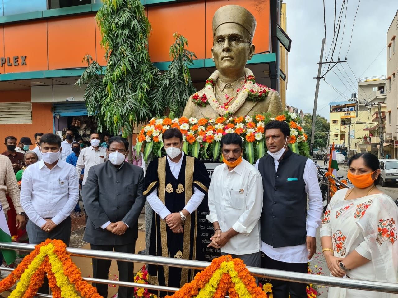 ಬೆಂಗಳೂರು: ಬಿಬಿಎಂಪಿಯಿಂದ ನಿರ್ಮಿತ ಸಾವರ್ಕರ್ ಕಂಚಿನ ಪ್ರತಿಮೆ ಅನಾವರಣ