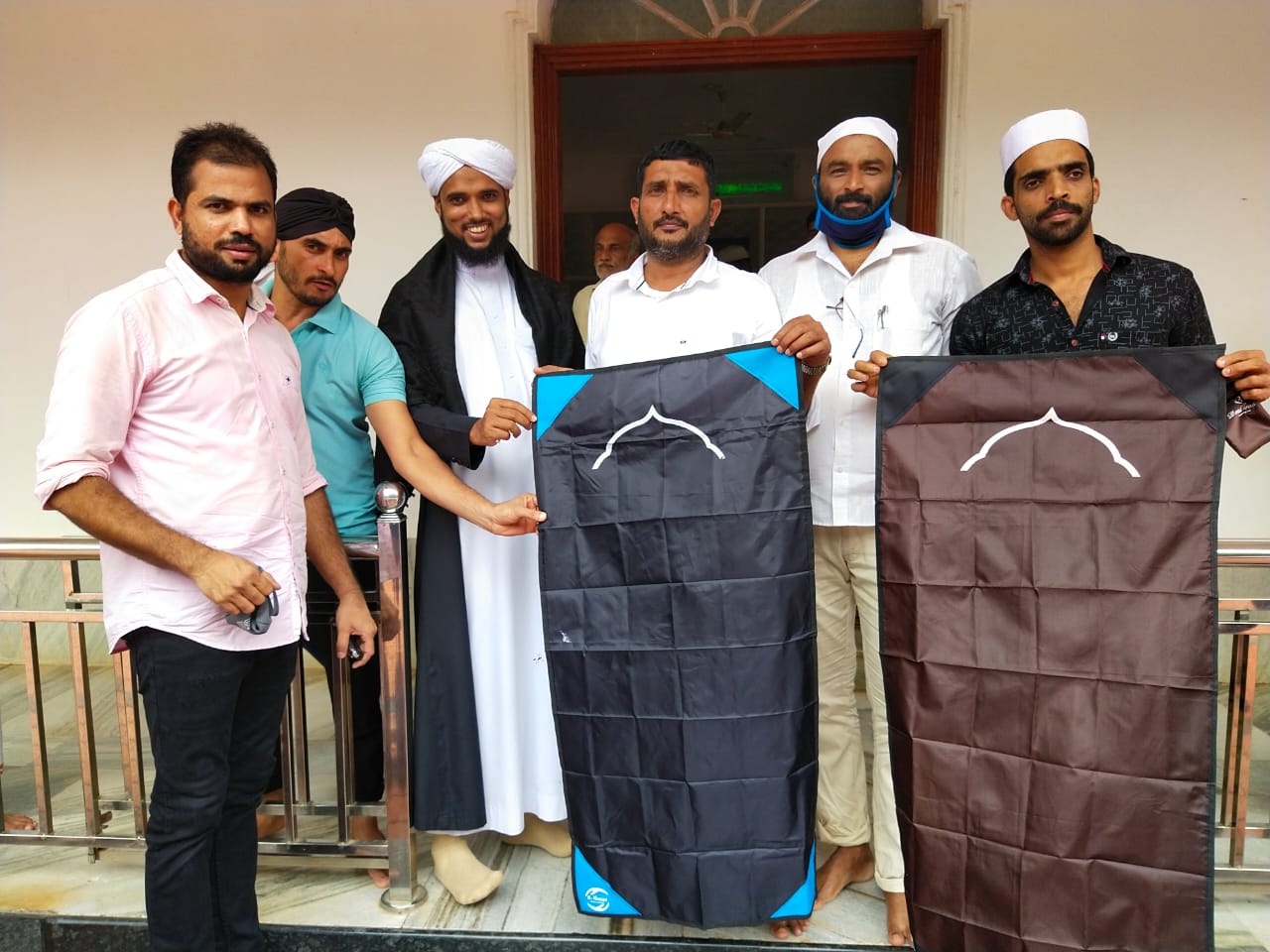 ಟೀಂ ಬಿ ಹ್ಯೂಮೆನ್ ತಂಡದಿಂದ ಮಸೀದಿಗಳಿಗೆ ಮಾಸ್ಕ್, ಮ್ಯಾಟ್ ವಿತರಣೆ