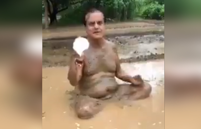 ‘ಕೊರೋನ ನಿವಾರಣೆಗೆ’ ಕೆಸರಿನಲ್ಲಿ ಕುಳಿತು ಶಂಖ ಊದಿದ ಬಿಜೆಪಿ ಸಂಸದ !