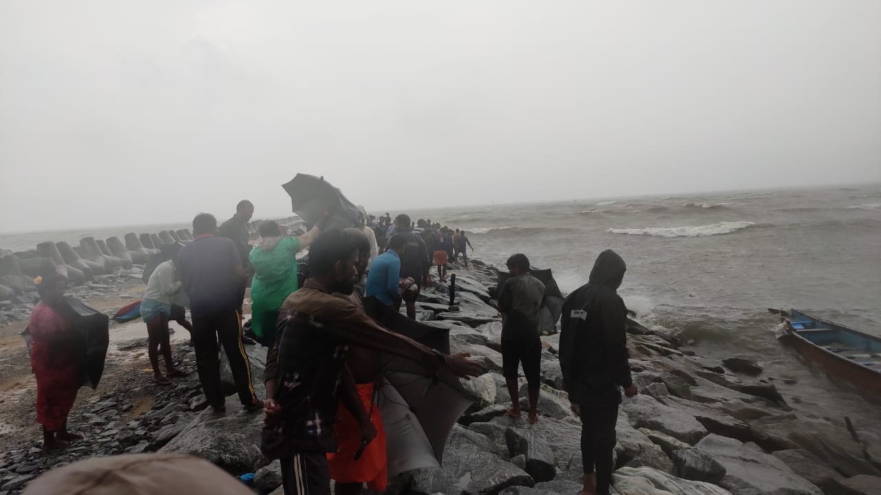 ಕೊಡೇರಿ ಬಂದರಿನಲ್ಲಿ ನಾಡದೋಣಿ ದುರಂತ: ನಾಲ್ವರು ಮೀನುಗಾರರು ಸಮುದ್ರಪಾಲು; 8 ಮಂದಿಯ ರಕ್ಷಣೆ