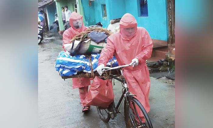 ಕೊರೋನ ಸೋಂಕಿನಿಂದ ಮೃತಪಟ್ಟ ವ್ಯಕ್ತಿಯ ಶವ ಸೈಕಲ್‍ನಲ್ಲಿ ಸಾಗಿಸಿದ ಕುಟುಂಬಸ್ಥರು