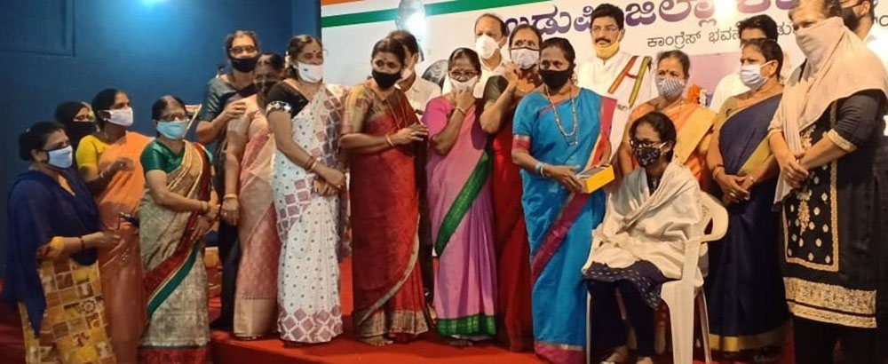 ಉಡುಪಿ: ಮಹಿಳಾ ಕಾಂಗ್ರೆಸ್‌ನಿಂದ ವಿದ್ಯಾರ್ಥಿನಿಗೆ ಮೊಬೈಲ್ ವಿತರಣೆ