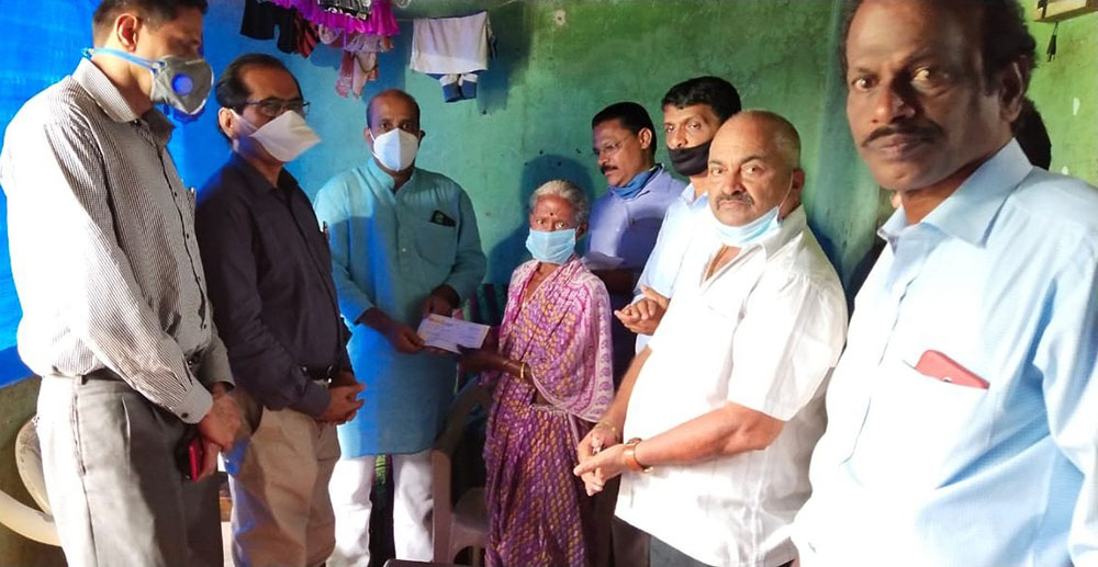 ಉಡುಪಿ: ವಿದ್ಯುತ್ ತಗಲಿ ಮೃತಪಟ್ಟ ಕೃಷಿಕನ ಕುಟುಂಬಕ್ಕೆ ಪರಿಹಾರ ವಿತರಣೆ