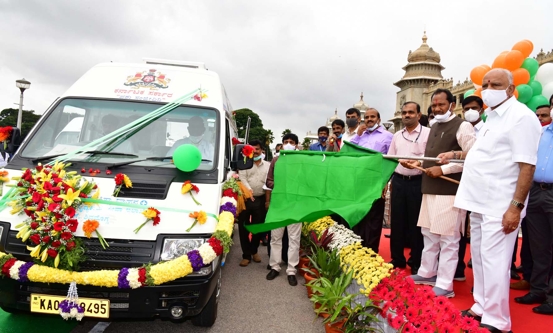 ರೈತರ ಮನೆಬಾಗಿಲಿಗೆ `ಪಶು ಸಂಜೀವಿನಿ ಸಂಚಾರಿ ಚಿಕಿತ್ಸಾಲಯಕ್ಕೆ ಸಿಎಂ ಚಾಲನೆ