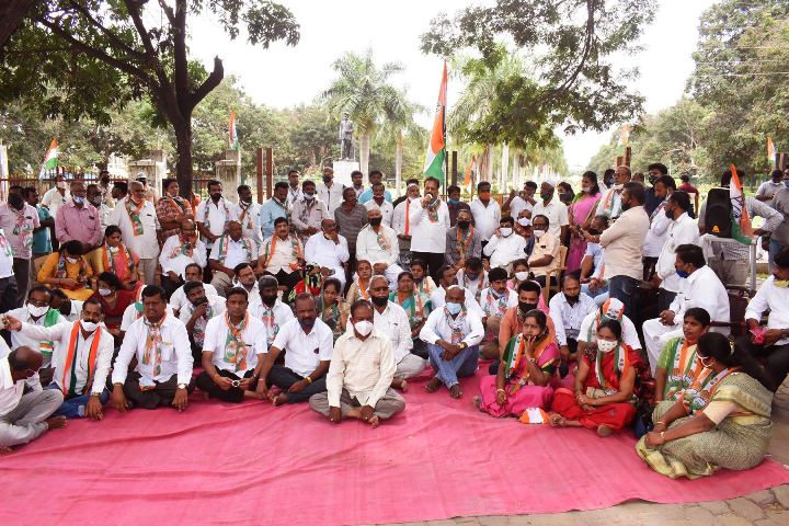 ಮಂಡ್ಯ: ಭೂ ಸುಧಾರಣೆ, ಎಪಿಎಂಸಿ, ಕಾರ್ಮಿಕ ಕಾಯ್ದೆ ತಿದ್ದುಪಡಿ ವಿರುದ್ಧ ಕಾಂಗ್ರೆಸ್ ಪ್ರತಿಭಟನೆ