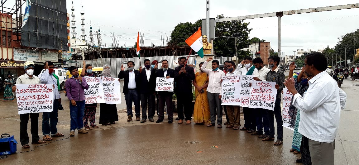 ದಾವಣಗೆರೆ : ನ್ಯಾಯವಾದಿ ಪ್ರಶಾಂತ್ ಭೂಷಣ್ ವಿರುದ್ಧ ನೀಡಿರುವ ತೀರ್ಪು ಪರಿಶೀಲಿಸಲು ಒತ್ತಾಯಿಸಿ ಪ್ರತಿಭಟನೆ