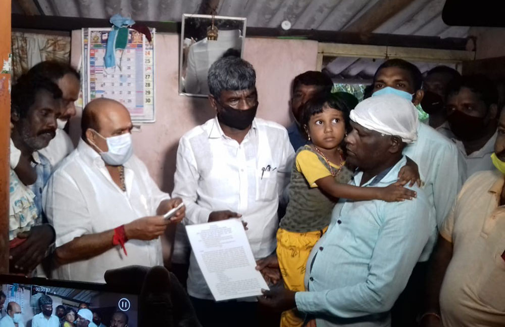 ಕೊಡೇರಿ ಬಂದರಿನಲ್ಲಿ ನಾಡದೋಣಿ ದುರಂತ: ಮೃತರ ಕುಟುಂಬಗಳಿಗೆ ಪರಿಹಾರದ ಆದೇಶ ಪತ್ರ ಹಸ್ತಾಂತರ