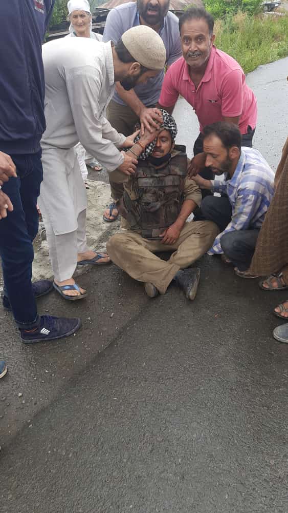 ಅಪಘಾತದ ಗಾಯಾಳು ಸೈನಿಕರ ರಕ್ಷಣೆಗೆ ಧಾವಿಸಿದ ಕಾಶ್ಮೀರಿಗಳು: ವೈರಲ್ ಆದ ‘ಕಾಶ್ಮೀರಿ ಇನ್ಸಾನಿಯತ್’