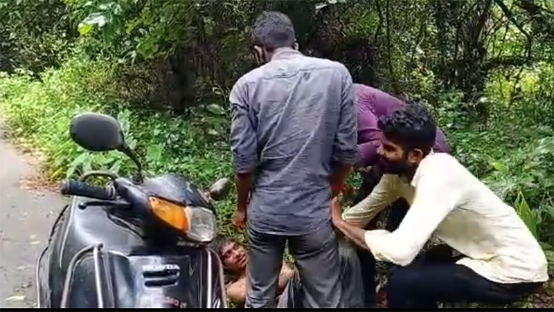 ಮೊಬೈಲ್ ಕಳ್ಳತನ ಆರೋಪಿಸಿ ತಂಡದಿಂದ ಯುವಕನಿಗೆ ಹಲ್ಲೆ: ವೀಡಿಯೊ ವೈರಲ್