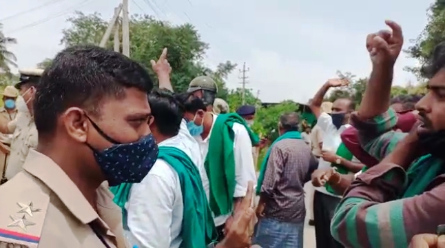 ಕಪ್ಪು ಬಾವುಟ ಪ್ರದರ್ಶನ ಯತ್ನಕ್ಕೆ ತಡೆ: ಸಿಎಂ ಯಡಿಯೂರಪ್ಪ, ಪೊಲೀಸರ ವಿರುದ್ಧ ರೈತರ ಆಕ್ರೋಶ