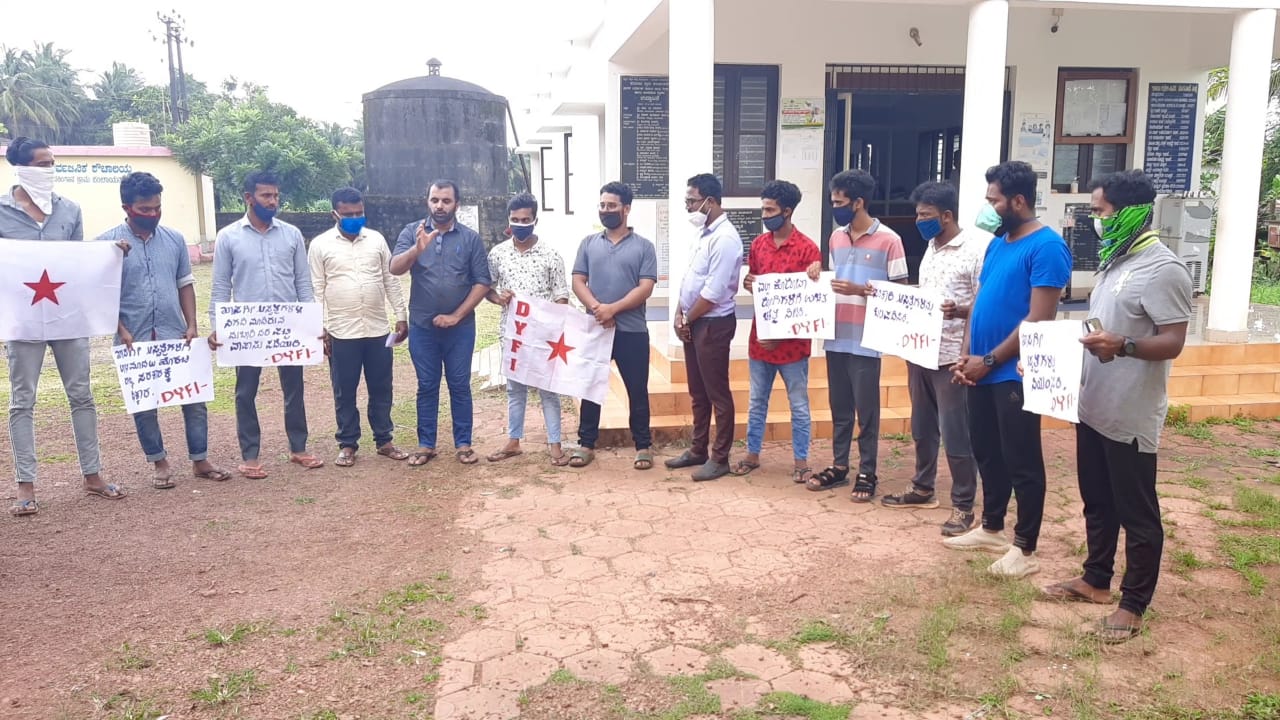 ನರಿಂಗಾನ: ಕೊರೋನ ಸೋಂಕಿತರಿಗೆ ಉಚಿತ ಚಿಕಿತ್ಸೆ ನೀಡುವಂತೆ ಒತ್ತಾಯಿಸಿ ಡಿವೈಎಫ್ಐಯಿಂದ ಭಿತ್ತಿಪತ್ರ ಪ್ರದರ್ಶನ