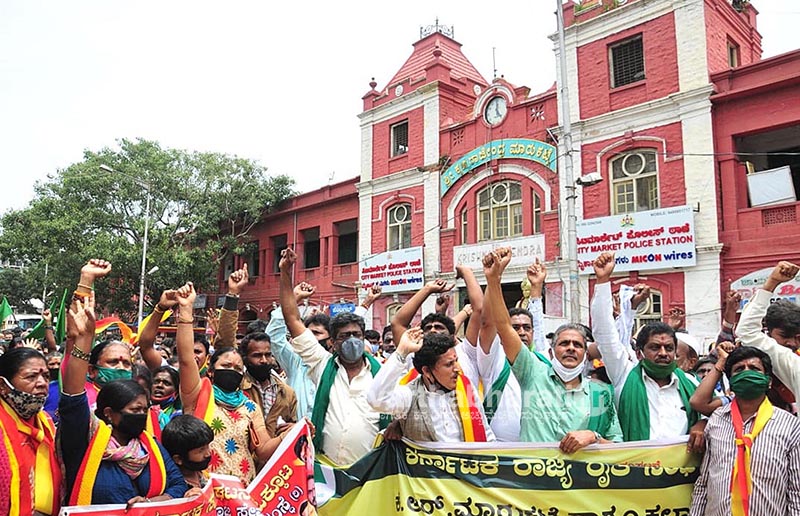 ಕಲಾಸಿಪಾಳ್ಯ, ಕೆ.ಆರ್ ಮಾರುಕಟ್ಟೆ ಪ್ರಾರಂಭಕ್ಕೆ ಒತ್ತಾಯಿಸಿ ಧರಣಿ; ಬಿಬಿಎಂಪಿ ಕಚೇರಿವರೆಗೆ ರ‍್ಯಾಲಿ