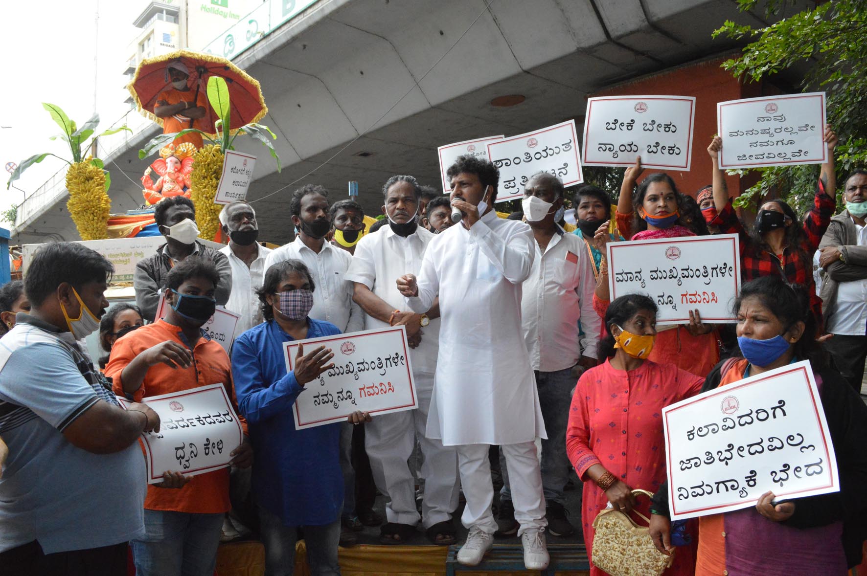 ‘ಆರ್ಕೆಸ್ಟ್ರಾ ನಡೆಸಲು ಅನುಮತಿ ನೀಡಿ, ಇಲ್ಲವೇ ವಿಷ ಕೊಟ್ಟುಬಿಡಿ’: ಸರಕಾರಕ್ಕೆ ಕಲಾವಿದರ ಆಗ್ರಹ, ಪ್ರತಿಭಟನೆ