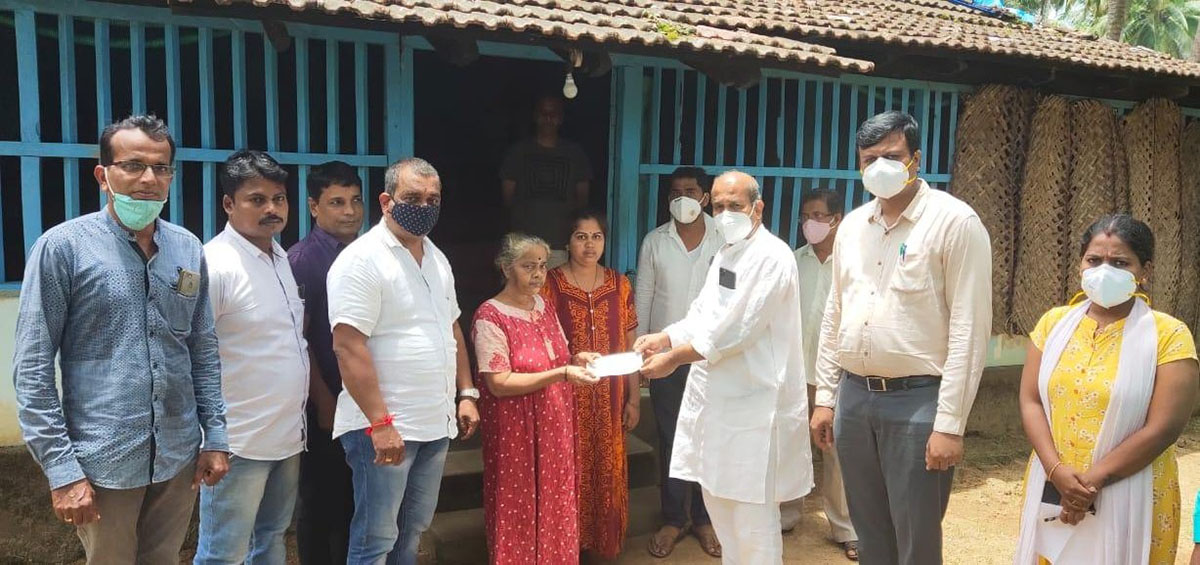 ನೆರೆಯಲ್ಲಿ ಕೊಚ್ಚಿಹೋಗಿ ಮೃತಪಟ್ಟ ಕುಟಂಬಕ್ಕೆ ಪರಿಹಾರ ವಿತರಣೆ