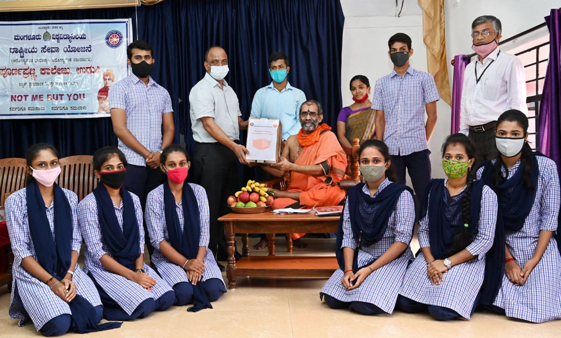 ರಾ.ಸೇ.ಯೋ. ಸ್ವಯಂಸೇವಕರಿಂದ ಮಾಸ್ಕ್ ಹಸ್ತಾಂತರ