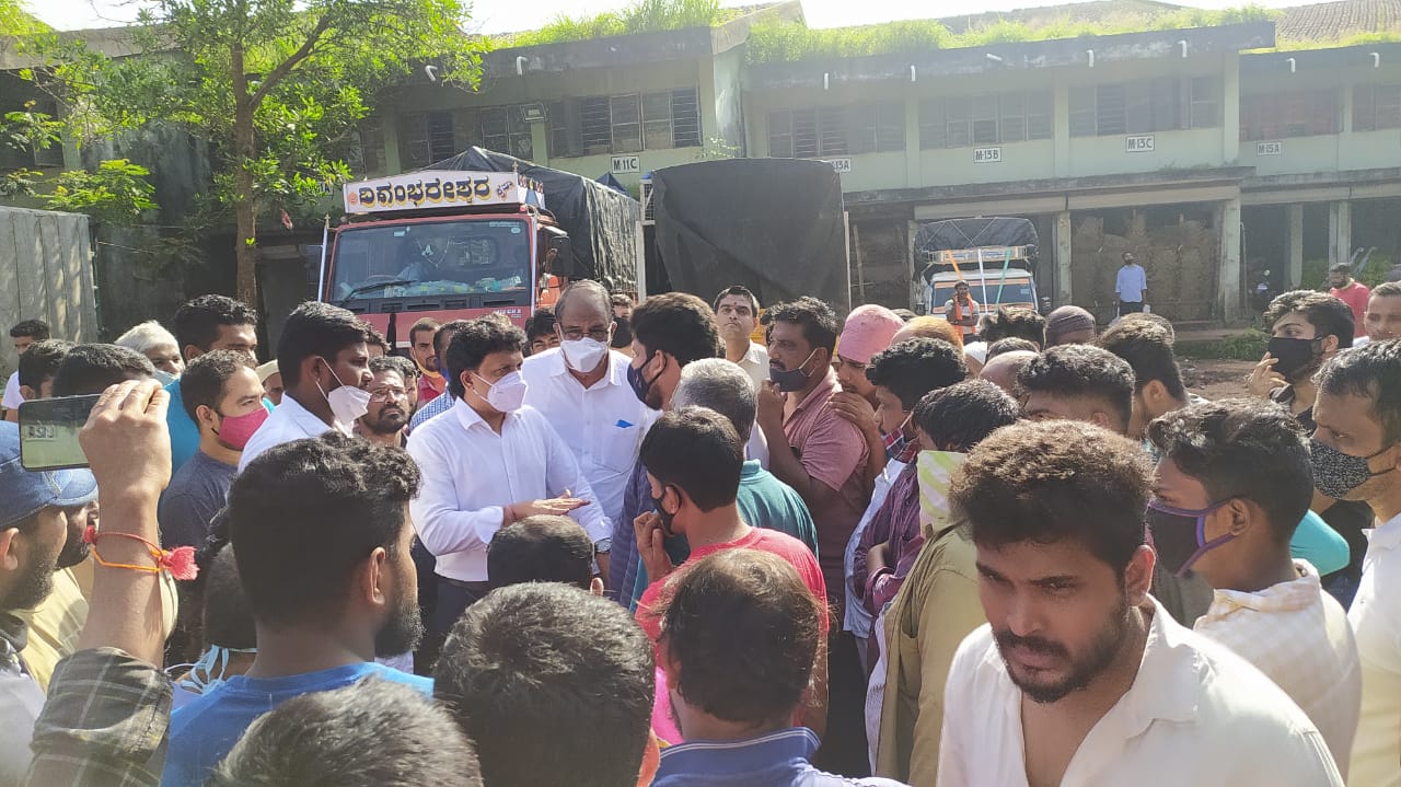 ಎಪಿಎಂಸಿ ವರ್ತಕರೊಂದಿಗೆ ಶಾಸಕ ಚರ್ಚೆ